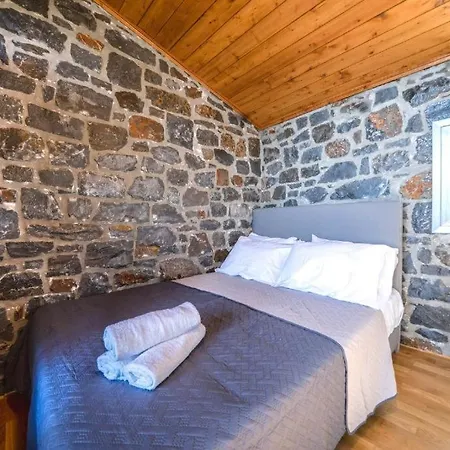 Apartment Terrazeus - Stone House Beachfront 3