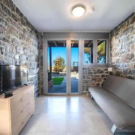 Terrazeus - Stone House Beachfront 3 아파트